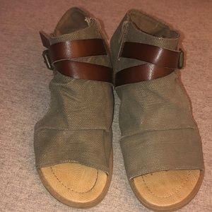 Blowfish Womens Sandals size 7 Excellent condition. Olive green. So fun!